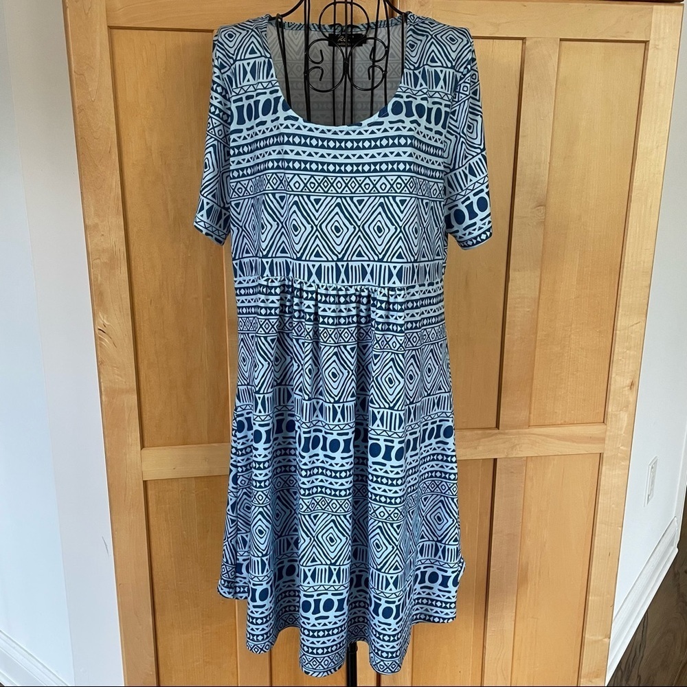 R&B Collection blue geo print scoop neck short sleeve relaxed fit Dress Large